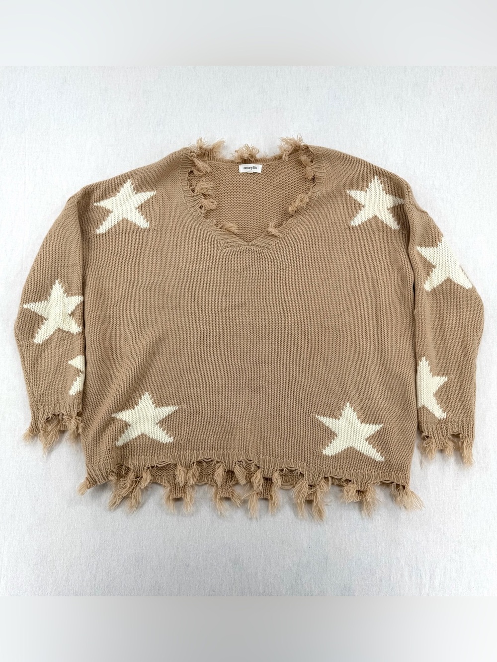Amaryllis Star Print Distressed V-Neck Pullover Sweater in Tan and Cream